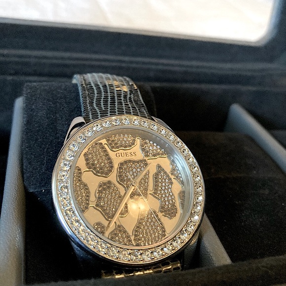 Guess Ladies Fashion Zebra Watch ⌚️ - Picture 5 of 8